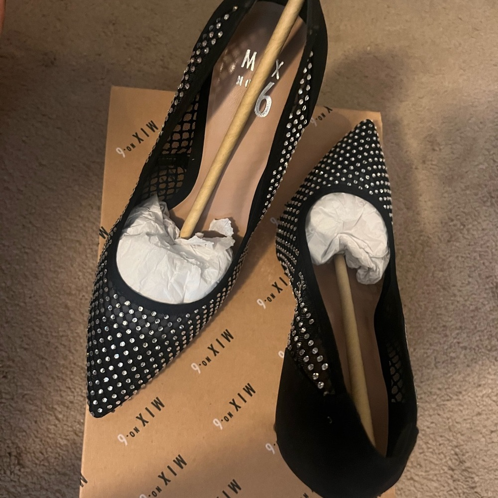 Women’s Shoe - Picture 3 of 5